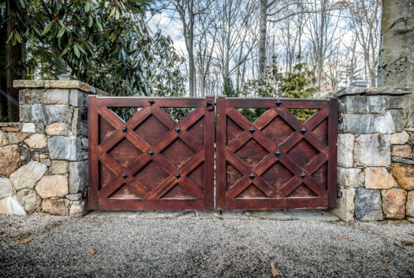 Pintu Masuk dengan Gapura Kayu